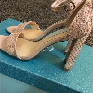 betsey johnson arti sandal